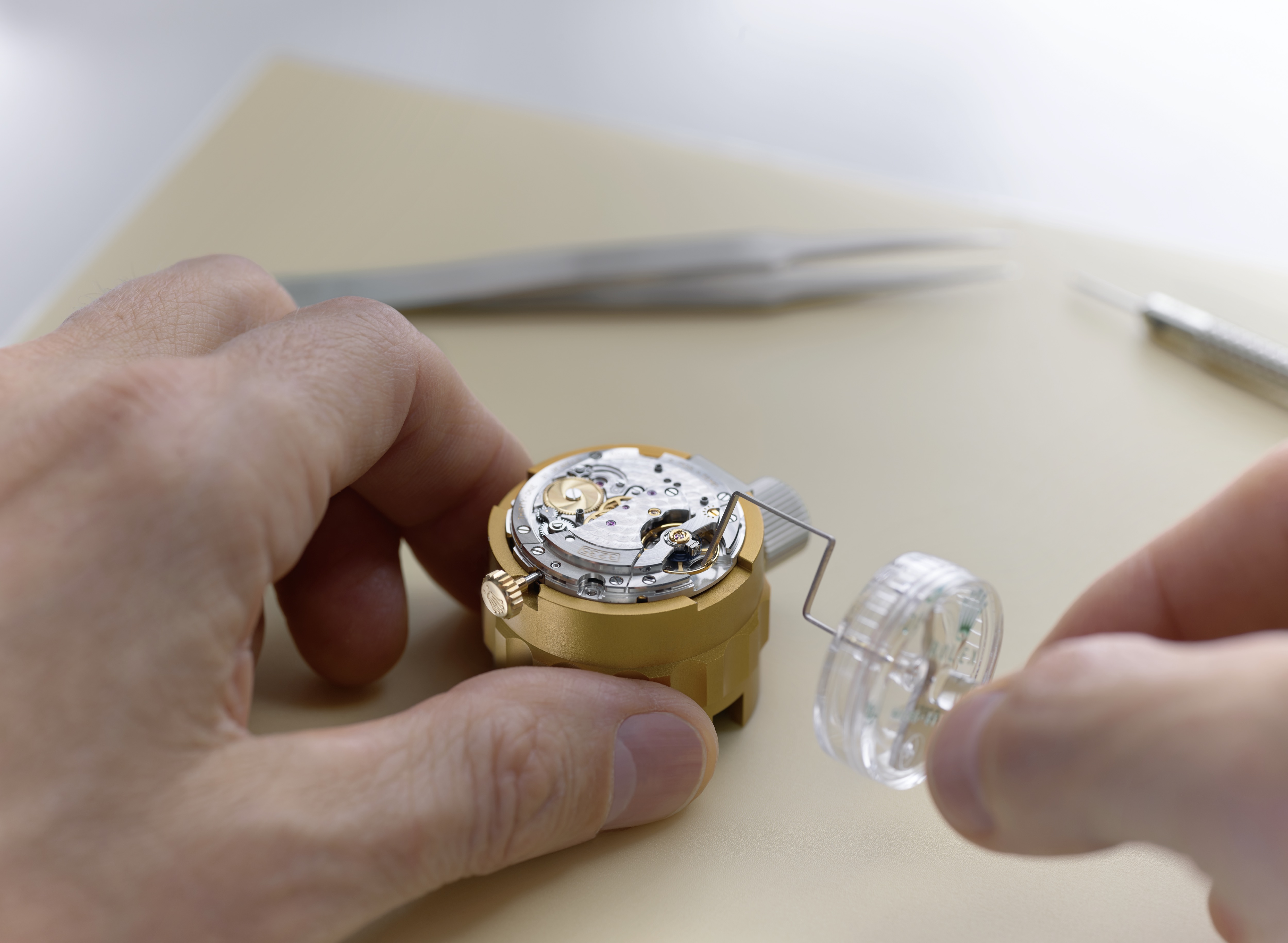 8. THE MOVEMENTS TIMEKEEPING ACCURACY IS ADJUSTED USING A MICROSTELLA REGULATING KEY