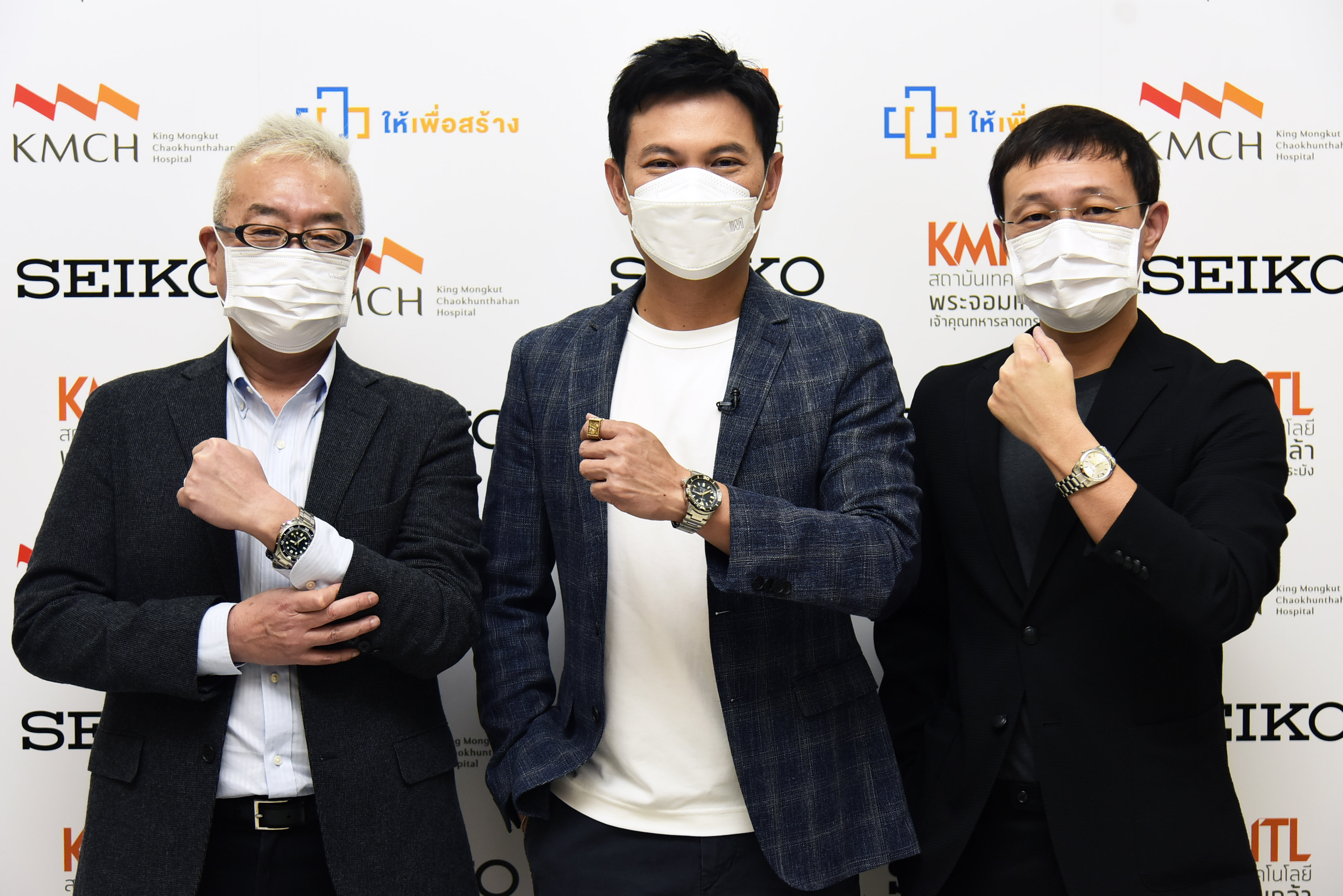 พเอ ศ.ดร.สชชวร พรอมดวยผบรหารไซโก มร. ฮโรยก อาคาช และ ดร.ปราโมทย เหรยญเจรญสข คณะออกแบบนาฬกาฯ