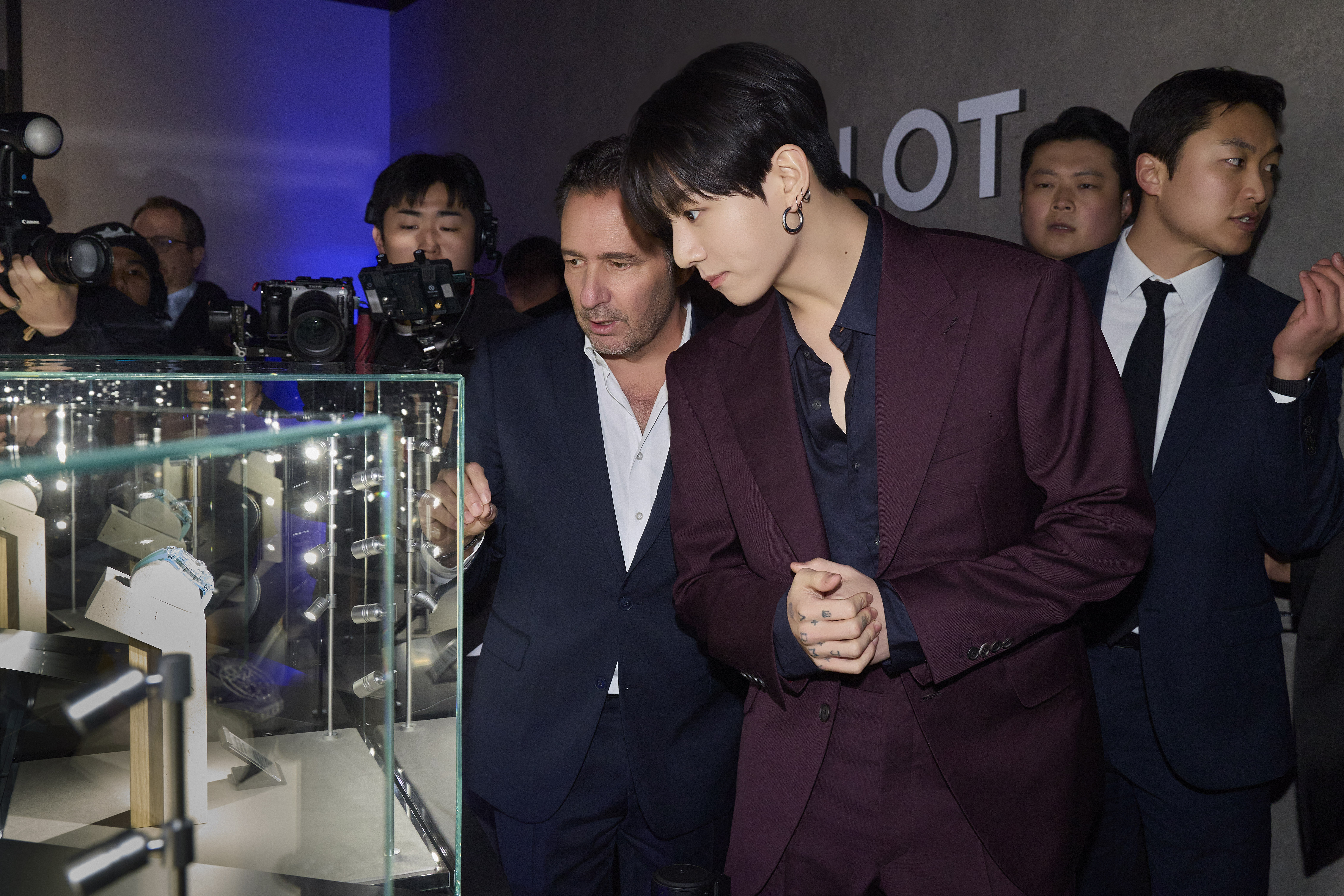 JUNG KOOK HUBLOT GLOBAL BRAND AMBASSADOR WITH JULIEN TORNARE HUBLOT CEO 5